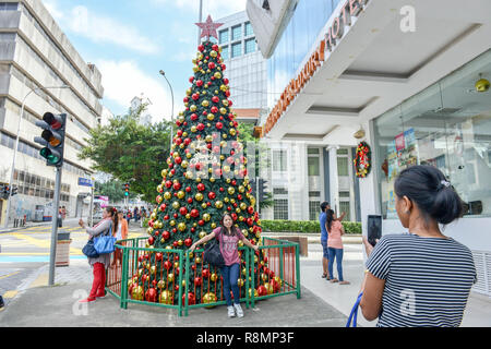 Kaula Lumpur, Malaysia. 16 Dez, 2018. Menschen posieren für Fotos mit einem Weihnachtsbaum in Kuala Lumpur, Malaysia, am 16. Dezember, 2018. Credit: Chong Voon Chung/Xinhua/Alamy leben Nachrichten Stockfoto