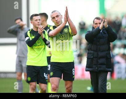 Ostern Road, Edinburgh, Großbritannien. 16 Dez, 2018. Ladbrokes Premiership Fußball, Hibernian gegen Celtic; Scott Brown von Celtic begrüßt die Reisen der Fans Credit: Aktion plus Sport/Alamy leben Nachrichten Stockfoto