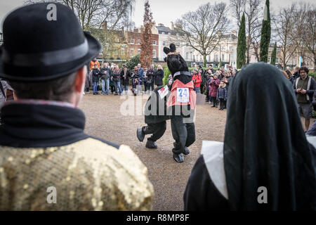 London, Großbritannien. 16. Dez 2018. Jährliche Weihnachten London Pantomime Horse Race in Greenwich. Credit: Guy Corbishley/Alamy leben Nachrichten Stockfoto