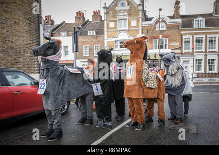 London, Großbritannien. 16. Dez 2018. Jährliche Weihnachten London Pantomime Horse Race in Greenwich. Credit: Guy Corbishley/Alamy leben Nachrichten Stockfoto