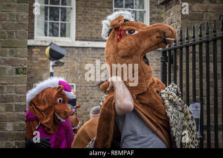 London, Großbritannien. 16. Dez 2018. Jährliche Weihnachten London Pantomime Horse Race in Greenwich. Credit: Guy Corbishley/Alamy leben Nachrichten Stockfoto