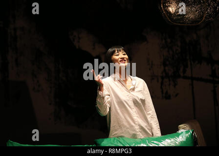 New York, USA. 15 Dez, 2018. Chinesische Schauspielerin Huang Xiangli führt in dem Drama "Neuneinhalb Liebe' in New York, USA, am 15. Dezember, 2018. Unter der Regie von Chinesischen Theaterregisseur Meng Jinghui und Hauptdarsteller Schauspielerin Huang Xiangli, die überzeugende Solo Performance inszeniert wurde an der Asia Society in New York am Samstag, als Teil der Creative China Festival 2018. Credit: Qin Lang/Xinhua/Alamy leben Nachrichten Stockfoto
