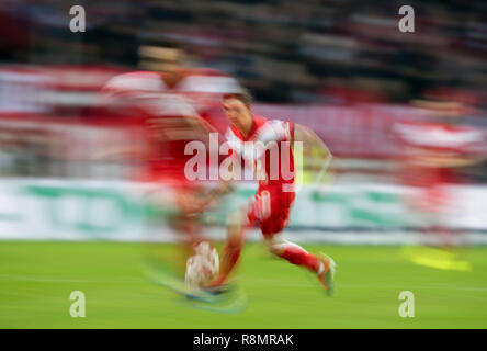 Düsseldorf, Deutschland. 15 Dez, 2018. Funktion, Aktion, Spiel, dynamische, verwischt, Benito RAMAN (D) Fußball 1. Fussballbundesliga, 15. Spieltag Fortuna Düsseldorf (D) - SC Freiburg (FR) 2:0, am 15.12.2018 in Düsseldorf/Deutschland. ##DFL-Bestimmungen verbieten die Verwendung von Fotografien als Bildsequenzen und/oder quasi-Video## | Verwendung der weltweiten Kredit: dpa/Alamy leben Nachrichten Stockfoto