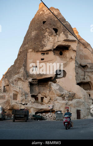 Kappadokien Kappadokien, Türkei, Türkei. 18 Sep, 2018. Höhle Häuser im Dorf von Göreme in Kappadokien anatolischen Türkei Kappadokien in der Türkei gesehen wird als Land der schönen Pferde im Herzen der anatolischen Türkei bekannt. Quelle: John wreford/SOPA Images/ZUMA Draht/Alamy leben Nachrichten Stockfoto