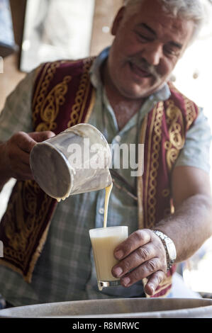 Kappadokien Kappadokien, Türkei, Türkei. 18 Sep, 2018. Huseyin Die Boza Hersteller von Ortahisar. Boza ist ein traditionelles Türkisches fermentiert malt Drink von bulger, Reis, Hefe und Kichererbsen mit Zimt gemacht. Kappadokien in der Türkei ist wie das Land der schönen Pferde im Herzen der anatolischen Türkei bekannt. Quelle: John wreford/SOPA Images/ZUMA Draht/Alamy leben Nachrichten Stockfoto