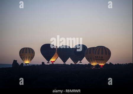 Kappadokien Kappadokien, Türkei, Türkei. 18 Sep, 2018. Heißluftballons im Morgengrauen über Kappadokien in der Türkei Kappadokien in der Türkei gesehen wird als Land der schönen Pferde im Herzen der anatolischen Türkei bekannt. Quelle: John wreford/SOPA Images/ZUMA Draht/Alamy leben Nachrichten Stockfoto