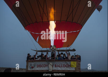 Kappadokien Kappadokien, Türkei, Türkei. 18 Sep, 2018. Ein Heißluftballon gesehen, die in der Morgendämmerung in Kappadokien. Kappadokien in der Türkei ist wie das Land der schönen Pferde im Herzen der anatolischen Türkei bekannt. Quelle: John wreford/SOPA Images/ZUMA Draht/Alamy leben Nachrichten Stockfoto