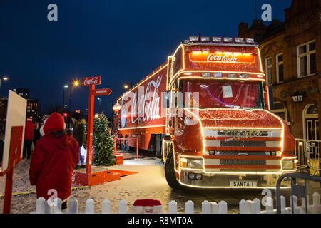 Birmingham, Großbritannien. 16. Dez 2018. Coca Cola Truck kommt nach Birmingham im Eastside Park am letzten Tag der 6-wöchigen Tour durch Großbritannien Quelle: Steven roe/Alamy leben Nachrichten Stockfoto