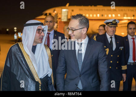 Kuweit Stadt, Kuwait. 16 Dez, 2018. Heiko Maas (SPD, M), Bundesaußenminister, ist auf dem Flughafen von Waleed Al Khobaisi, Leiter der Europäischen Abteilung des kuwaitischen Außenministerium begrüßt. Credit: Jens Büttner/dpa-Zentralbild/dpa/Alamy leben Nachrichten Stockfoto