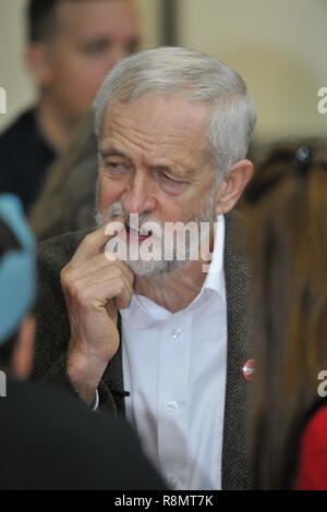 Edinburgh, Großbritannien. 16. Dez 2018. Labour Leader Jeremy Corbyn (dargestellt) schließt sich Richard Leonard (Scottish Labour Leader) und Lesley Laird (Schottische Arbeitsmarkt Stellvertretender Fraktionsvorsitzender) ein Weihnachtsessen für Obdachlose in Edinburgh, Großbritannien sind zu dienen. 16. Dezember 2018 Quelle: Colin Fisher/Alamy leben Nachrichten Stockfoto