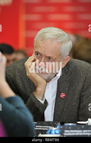 Edinburgh, Großbritannien. 16. Dez 2018. Labour Leader Jeremy Corbyn (dargestellt) schließt sich Richard Leonard (Scottish Labour Leader) und Lesley Laird (Schottische Arbeitsmarkt Stellvertretender Fraktionsvorsitzender) ein Weihnachtsessen für Obdachlose in Edinburgh, Großbritannien sind zu dienen. 16. Dezember 2018 Quelle: Colin Fisher/Alamy leben Nachrichten Stockfoto