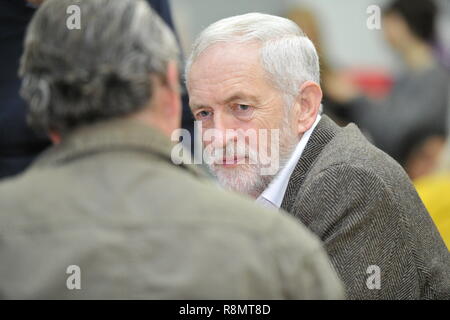 Edinburgh, Großbritannien. 16. Dez 2018. Labour Leader Jeremy Corbyn (dargestellt) schließt sich Richard Leonard (Scottish Labour Leader) und Lesley Laird (Schottische Arbeitsmarkt Stellvertretender Fraktionsvorsitzender) ein Weihnachtsessen für Obdachlose in Edinburgh, Großbritannien sind zu dienen. 16. Dezember 2018 Quelle: Colin Fisher/Alamy leben Nachrichten Stockfoto