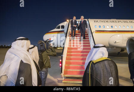 Kuweit Stadt, Kuwait. 16 Dez, 2018. Heiko Maas (SPD, l), Bundesaußenminister, verlässt die Regierung Ebene und wird durch die kuwaitische Regierung Mitglieder begrüßt. Credit: Jens Büttner/dpa-Zentralbild/dpa/Alamy leben Nachrichten Stockfoto