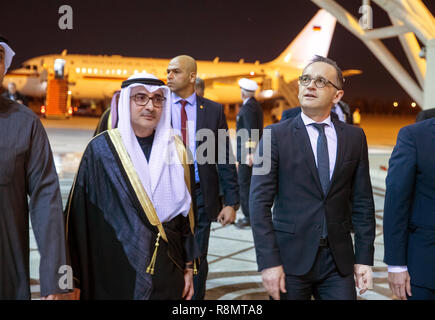 Kuweit Stadt, Kuwait. 16 Dez, 2018. Heiko Maas (SPD, M), Bundesaußenminister, kommt am Flughafen und ist durch die kuwaitische Regierung Mitglieder begrüßt. Credit: Jens Büttner/dpa-Zentralbild/dpa/Alamy leben Nachrichten Stockfoto