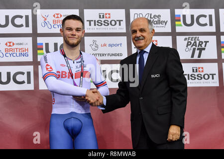 London, Großbritannien. 16. Dez 2018. Matthäus Wände (GBR) bei der Siegerehrung nach dem Gewinn der Gold für Männer Omnium endgültige Einstufung während Tissot UCI Track Cycling World Cup IV bei Lee Valley VeloPark am Sonntag, den 16. Dezember 2018. LONDON ENGLAND. (Nur redaktionelle Nutzung, eine Lizenz für die gewerbliche Nutzung erforderlich. Keine Verwendung in Wetten, Spiele oder einer einzelnen Verein/Liga/player Publikationen.) Credit: Taka Wu/Alamy leben Nachrichten Stockfoto