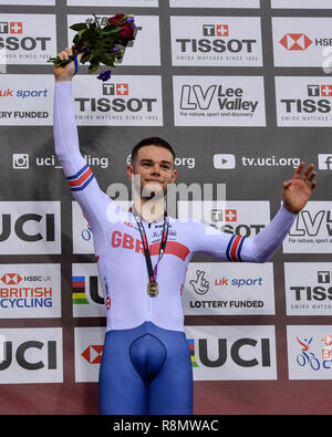 London, Großbritannien. 16. Dez 2018. Matthäus Wände (GBR) bei der Siegerehrung nach dem Gewinn der Gold für Männer Omnium endgültige Einstufung während Tissot UCI Track Cycling World Cup IV bei Lee Valley VeloPark am Sonntag, den 16. Dezember 2018. LONDON ENGLAND. (Nur redaktionelle Nutzung, eine Lizenz für die gewerbliche Nutzung erforderlich. Keine Verwendung in Wetten, Spiele oder einer einzelnen Verein/Liga/player Publikationen.) Credit: Taka Wu/Alamy leben Nachrichten Stockfoto