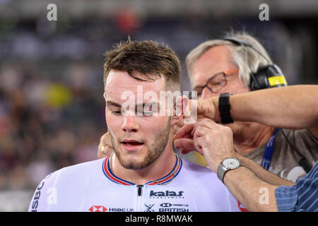 London, Großbritannien. 16. Dez 2018. Matthäus Wände (GBR) Interview mit Sir. Chris Hoy nach dem Gewinn der Gold für Männer Omnium endgültige Einstufung während Tissot UCI Track Cycling World Cup IV bei Lee Valley VeloPark am Sonntag, den 16. Dezember 2018. LONDON ENGLAND. (Nur redaktionelle Nutzung, eine Lizenz für die gewerbliche Nutzung erforderlich. Keine Verwendung in Wetten, Spiele oder einer einzelnen Verein/Liga/player Publikationen.) Credit: Taka Wu/Alamy leben Nachrichten Stockfoto