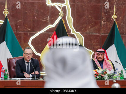 Kuweit Stadt, Kuwait. 16 Dez, 2018. Heiko Maas (SPD, l), Bundesaußenminister, antwortet auf die Fragen der Journalisten auf einer Pressekonferenz mit Sabah Al-Khalid Al-Sabah, Außenminister des Staates Kuwait. Vor der Pressekonferenz, die Politiker, Gespräche und unterzeichnete eine Absichtserklärung über die Zusammenarbeit in der internationalen und der humanitären Hilfe. Credit: Jens Büttner/dpa-Zentralbild/dpa/Alamy leben Nachrichten Stockfoto