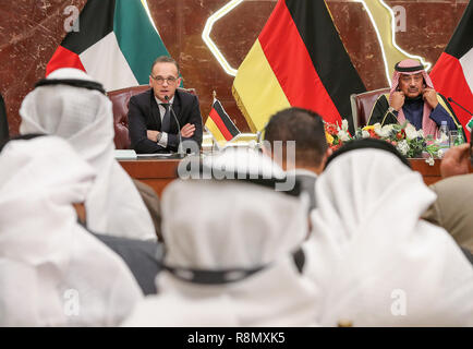 Kuweit Stadt, Kuwait. 16 Dez, 2018. Heiko Maas (SPD, l), Bundesaußenminister, antwortet auf die Fragen der Journalisten auf einer Pressekonferenz mit Sabah Al-Khalid Al-Sabah, Außenminister des Staates Kuwait. Vor der Pressekonferenz, die Politiker, Gespräche und unterzeichnete eine Absichtserklärung über die Zusammenarbeit in der internationalen und der humanitären Hilfe. Credit: Jens Büttner/dpa-Zentralbild/dpa/Alamy leben Nachrichten Stockfoto