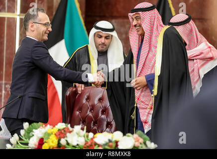 Kuweit Stadt, Kuwait. 16 Dez, 2018. Heiko Maas (SPD, l), Bundesaußenminister, wird von Sabah Al-Khalid Al-Sabah, Außenminister des Staates Kuwait begrüßt. Vor einer Pressekonferenz, Politiker unterzeichnen Memorandum of Understanding über die internationale und humanitäre Zusammenarbeit. Credit: Jens Büttner/dpa-Zentralbild/dpa/Alamy leben Nachrichten Stockfoto