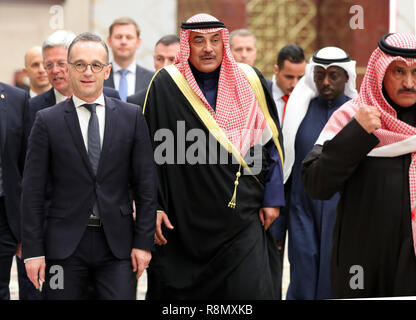 Kuweit Stadt, Kuwait. 16 Dez, 2018. Heiko Maas (SPD, l), Außenminister, geht zu einer Pressekonferenz mit Sabah Al-Khalid Al-Sabah, Außenminister des Staates Kuwait. Credit: Jens Büttner/dpa-Zentralbild/dpa/Alamy leben Nachrichten Stockfoto