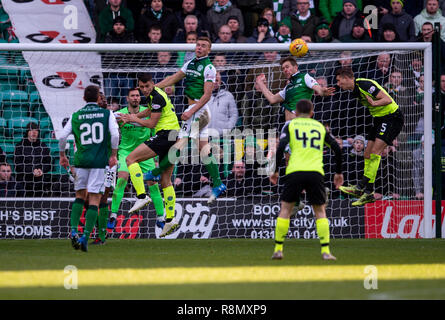 Edinburgh, Großbritannien. 16. Dez 2018. Schottische Premiereship - Hibernian v Celtic, Edinburgh, Midlothian, Großbritannien. 16.12.2018. Bild zeigt: Große Verteidigung durch die home Seite wie Hibs Host zum keltischen Spielen an Ostern Road Stadium, Edinburgh Credit: Alamy/Ian Jacobs Credit: Ian Jacobs/Alamy leben Nachrichten Stockfoto