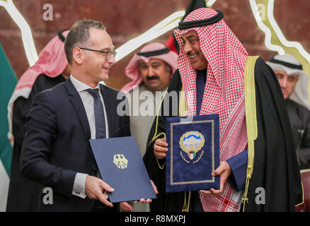 Kuweit Stadt, Kuwait. 16 Dez, 2018. Heiko Maas (SPD, l), Bundesaußenminister, Austausch eine Absichtserklärung über internationale und humanitäre Zusammenarbeit mit Sabah Al-Khalid Al-Sabah, Außenminister des Staates Kuwait, vor einer Pressekonferenz. Credit: Jens Büttner/dpa-Zentralbild/dpa/Alamy leben Nachrichten Stockfoto