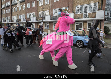 London, Großbritannien. 16. Dez 2018. Jährliche Weihnachten London Pantomime Horse Race in Greenwich. Credit: Guy Corbishley/Alamy leben Nachrichten Stockfoto