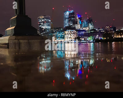 Mehr London, UK. 16 Dez, 2018. Reflexion der Londoner Finanzviertel in einer großen Pfütze von Wasser nach heftigen Regengüssen in der Hauptstadt. Credit: Dinendra Haria/Alamy leben Nachrichten Stockfoto