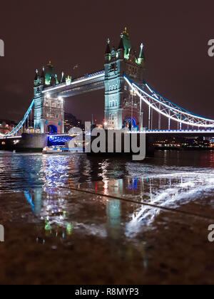 Mehr London, UK. 16 Dez, 2018. Reflexion der Tower Bridge in einer großen Pfütze von Wasser nach heftigen Regengüssen in der Hauptstadt. Credit: Dinendra Haria/Alamy leben Nachrichten Stockfoto