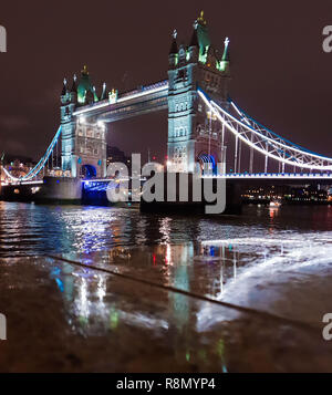 Mehr London, UK. 16 Dez, 2018. Reflexion der Tower Bridge in einer großen Pfütze von Wasser nach heftigen Regengüssen in der Hauptstadt. Credit: Dinendra Haria/Alamy leben Nachrichten Stockfoto