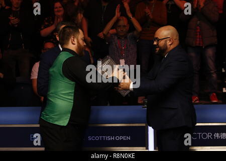 Glasgow, Schottland, Großbritannien. 16 Dez, 2018. Betvictor Home Nationen Serie Scottish Open Finale Shaun Murphy vs Mark Williams (Best of 17) im Emirates Arena Glasgow. Mark Allen (NIR) Erhält die Stephen Hendry Trophäe von Credit: Colin Poultney/Alamy leben Nachrichten Stockfoto