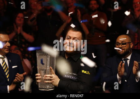 Glasgow, Schottland, Großbritannien. 16 Dez, 2018. Betvictor Home Nationen Serie Scottish Open Finale Shaun Murphy vs Mark Williams (Best of 17) im Emirates Arena Glasgow. Die Feierlichkeiten beginnen als Mark Allen lassen, halten Sie die Stephen Hendry Trophäe aloft. Credit: Colin Poultney/Alamy leben Nachrichten Stockfoto