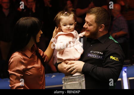 Glasgow, Schottland, Großbritannien. 16 Dez, 2018. Betvictor Home Nationen Serie Scottish Open Finale Shaun Murphy vs Mark Williams (Best of 17) im Emirates Arena Glasgow. Mark Allan feiert mit seiner Tochter Harleigh und Frau Kyla. Credit: Colin Poultney/Alamy leben Nachrichten Stockfoto