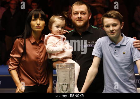 Glasgow, Schottland, Großbritannien. 16 Dez, 2018. Betvictor Home Nationen Serie Scottish Open Finale Shaun Murphy vs Mark Williams (Best of 17) im Emirates Arena Glasgow. Mark Allan feiert mit seiner Tochter Harleigh und Frau Kyla. Credit: Colin Poultney/Alamy leben Nachrichten Stockfoto