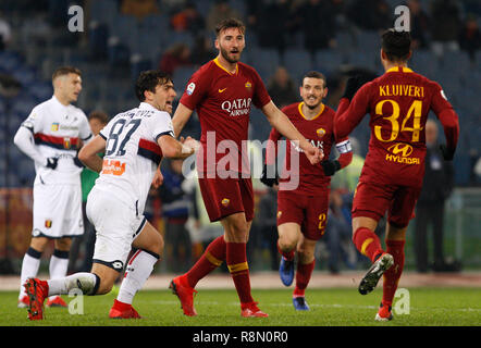 Rom, Italien, 16. Dezember, 2018. Roma's Bryan Cristante, Links, feiert mit seinen Mannschaftskameraden Alessandro Florenzi, zweiter von rechts, und Justin Kluivert, rechts, nachdem Sie das Siegtor, als Genua Ervin Zukanovic, links reagiert, während der Serie ein Fußballspiel zwischen Roma und Genua im Olympiastadion. Roma gewann 3-2 © Riccardo De Luca UPDATE BILDER/Alamy leben Nachrichten Stockfoto