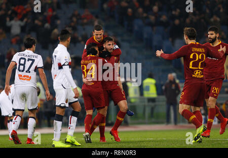 Rom, Italien, 16. Dezember, 2018. Roma's Bryan Cristante, dritter von rechts, feiert mit seinen Mannschaftskameraden Alessandro Florenzi, Mitte, Justin Kluivert, dritter von links, Nicolo' Zaniolo, zweiter von rechts, und Federico Fazio, nachdem er das Siegtor, als Genua Ervin Zukanovic, Links, und Cristian Romero Reagieren während der Serie ein Fußballspiel zwischen Roma und Genua im Olympiastadion. Roma gewann 3-2 © Riccardo De Luca UPDATE BILDER/Alamy leben Nachrichten Stockfoto