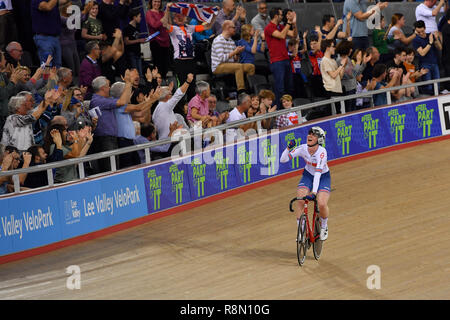 London, Großbritannien. 16 Dez, 2018. Katie Archibald (GBR) feiert nach dem Gewinn der Frauen Madison Finale während Tissot UCI Track Cycling World Cup IV bei Lee Valley VeloPark am Sonntag, den 16. Dezember 2018. LONDON ENGLAND. (Nur redaktionelle Nutzung, eine Lizenz für die gewerbliche Nutzung erforderlich. Keine Verwendung in Wetten, Spiele oder einer einzelnen Verein/Liga/player Publikationen.) Credit: Taka Wu/Alamy leben Nachrichten Stockfoto