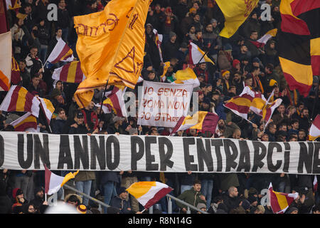 Roma, Latium, Italien. 16 Dez, 2018. Anhänger der AS Roma sind in Aktion während der Serie ein Fußballspiel zwischen AS Roma und Genua CFC im Olympiastadion gesehen. Credit: Ernesto Vicinanza/SOPA Images/ZUMA Draht/Alamy leben Nachrichten Stockfoto