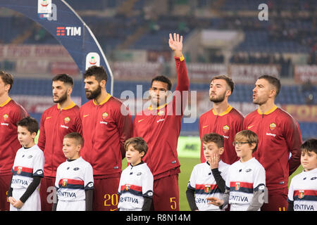 Roma, Latium, Italien. 16 Dez, 2018. Juan Jesus von AS Roma gesehen Gruß ihre Fans vor dem Spiel zwischen dem AS Rom und Genua CFC im Olympiastadion. Credit: Ernesto Vicinanza/SOPA Images/ZUMA Draht/Alamy leben Nachrichten Stockfoto