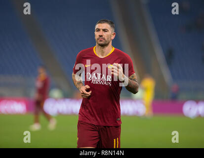 Roma, Latium, Italien. 16 Dez, 2018. Aleksandar Kolarov der AS Roma in Aktion während der Serie ein Fußballspiel zwischen AS Roma und Genua CFC im Olympiastadion gesehen. Credit: Ernesto Vicinanza/SOPA Images/ZUMA Draht/Alamy leben Nachrichten Stockfoto