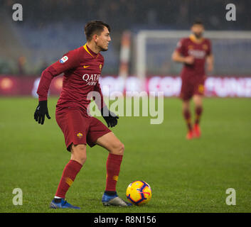 Roma, Latium, Italien. 16 Dez, 2018. Cengiz unter der AS Roma in Aktion während der Serie ein Fußballspiel zwischen AS Roma und Genua CFC im Olympiastadion gesehen. Credit: Ernesto Vicinanza/SOPA Images/ZUMA Draht/Alamy leben Nachrichten Stockfoto