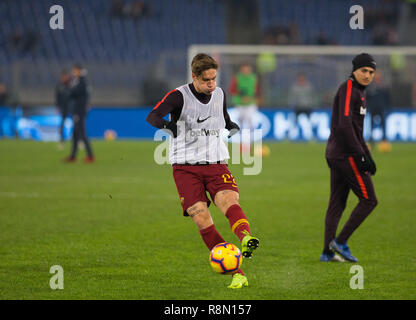 Roma, Latium, Italien. 16 Dez, 2018. Nicolò Zaniolo der AS Roma gesehen Aufwärmen, bevor die Serie ein Fußballspiel zwischen AS Roma und Genua CFC im Olympiastadion. Credit: Ernesto Vicinanza/SOPA Images/ZUMA Draht/Alamy leben Nachrichten Stockfoto