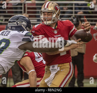 Santa Clara, Kalifornien, USA. 16 Dez, 2018. Seattle Seahawks defensiver Jarran Reed (90) klopft Kugel aus San Francisco 49ers quarterback Nick Mullens (4) aber Spielen zurück, weil der Strafe am Sonntag, Dezember 16, 2018, at Levis Stadion in Santa Clara, Kalifornien. Die 49ers besiegten die Seahawks in überstunden 26-23. Credit: Al Golub/ZUMA Draht/Alamy leben Nachrichten Stockfoto