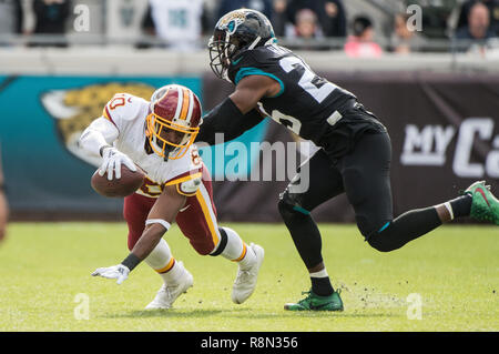 Jacksonville, FL, USA. 16 Dez, 2018. Washington Redskins wide receiver Jamison Crowder (80) erstreckt sich über das 1., während durch Jacksonville Jaguars Defensive zurück D.J. verteidigt zu werden Hayden (25) Während der NFL Football Spiel zwischen den Washington Redskins und die Jacksonville Jaguars an tiaa Bank Feld in Jacksonville, FL. Romeo T Guzman/CSM/Alamy leben Nachrichten Stockfoto