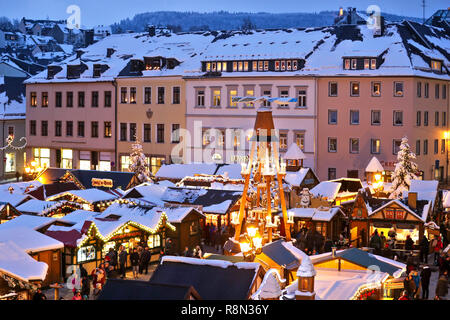 Annaberg Buchholz, Deutschland. 14 Dez, 2018. Schnee bedeckt sind die Stände und die Pyramide an der Annaberger Weihnachtsmarkt. Der große Markt Pyramide sagt Stadt, im Bergbau und in der Weihnachtsgeschichte. Auf dem Markt gibt es Original Erzgebirge Holz Kunst in traditionellem und modernem Design. Räucherkerzen, weihnachtliche Düfte, Annaberger Faltsterne, mehr als 80 eingerichtete Stände sowie stimmungsvolle Advents- und Weihnachtszeit Musik Atmosphäre bieten. Kredite: Jan Woitas/dpa-Zentralbild/dpa/Alamy leben Nachrichten Stockfoto