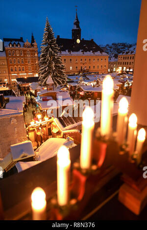 Annaberg Buchholz, Deutschland. 14 Dez, 2018. Blick hinter einem Schwibbogen der Annaberger Weihnachtsmarkt. Der große Markt Pyramide sagt Stadt, im Bergbau und in der Weihnachtsgeschichte. Auf dem Markt gibt es Original Erzgebirge Holz Kunst in traditionellem und modernem Design. Räucherkerzen, weihnachtliche Düfte, Annaberger Faltsterne, mehr als 80 eingerichtete Stände sowie stimmungsvolle Advents- und Weihnachtszeit Musik Atmosphäre bieten. Kredite: Jan Woitas/dpa-Zentralbild/dpa/Alamy leben Nachrichten Stockfoto