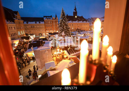 Annaberg Buchholz, Deutschland. 14 Dez, 2018. Blick hinter einem Schwibbogen der Annaberger Weihnachtsmarkt. Der große Markt Pyramide sagt Stadt, im Bergbau und in der Weihnachtsgeschichte. Auf dem Markt gibt es Original Erzgebirge Holz Kunst in traditionellem und modernem Design. Räucherkerzen, weihnachtliche Düfte, Annaberger Faltsterne, mehr als 80 eingerichtete Stände sowie stimmungsvolle Advents- und Weihnachtszeit Musik Atmosphäre bieten. Kredite: Jan Woitas/dpa-Zentralbild/dpa/Alamy leben Nachrichten Stockfoto