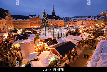 Annaberg Buchholz, Deutschland. 14 Dez, 2018. Die Stände, Pyramide und Weihnachtsbaum an der Annaberger Weihnachtsmarkt sind in Schnee bedeckt. Der große Markt Pyramide sagt Stadt, im Bergbau und in der Weihnachtsgeschichte. Auf dem Markt gibt es Original Erzgebirge Holz Kunst in traditionellem und modernem Design. Räucherkerzen, weihnachtliche Düfte, Annaberger Faltsterne, mehr als 80 eingerichtete Stände sowie stimmungsvolle Advents- und Weihnachtszeit Musik Atmosphäre bieten. Kredite: Jan Woitas/dpa-Zentralbild/dpa/Alamy leben Nachrichten Stockfoto