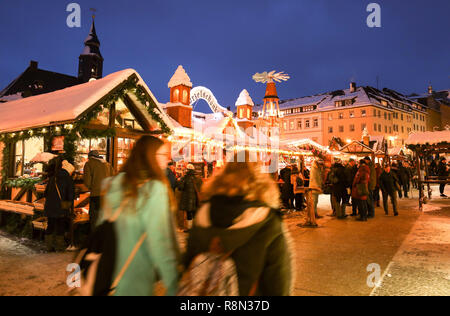 Annaberg Buchholz, Deutschland. 14 Dez, 2018. Passanten gehen über die Annaberger Weihnachtsmarkt. Der große Markt Pyramide sagt Stadt, im Bergbau und in der Weihnachtsgeschichte. Auf dem Markt gibt es Original Erzgebirge Holz Kunst in traditionellem und modernem Design. Räucherkerzen, weihnachtliche Düfte, Annaberger Faltsterne, mehr als 80 eingerichtete Stände sowie stimmungsvolle Advents- und Weihnachtszeit Musik Atmosphäre bieten. Kredite: Jan Woitas/dpa-Zentralbild/dpa/Alamy leben Nachrichten Stockfoto